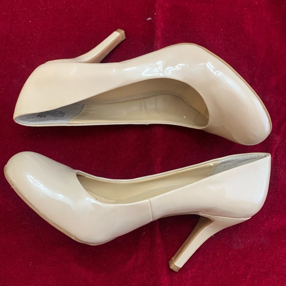❤Mootsies Tootsies Round toe Nude pumps